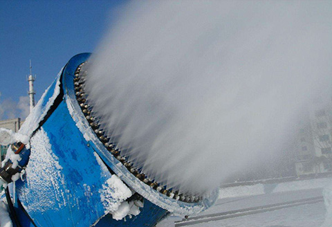 壓縮空氣造雪機工作場景